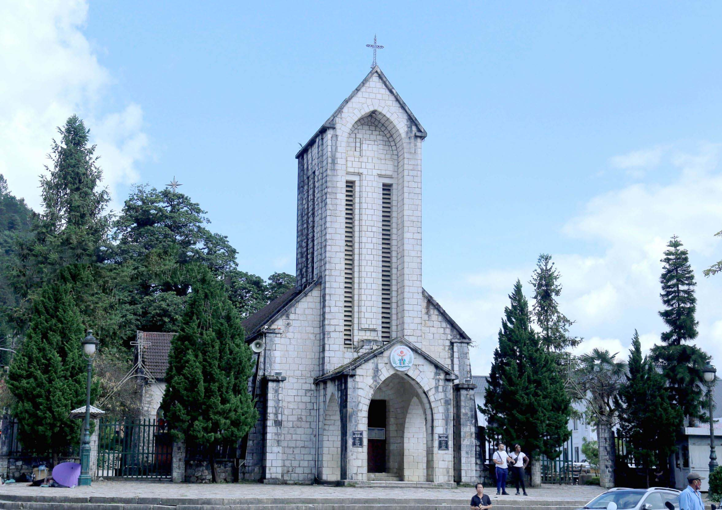 Nhà thờ Đá Sa Pa là biểu tượng của phố núi