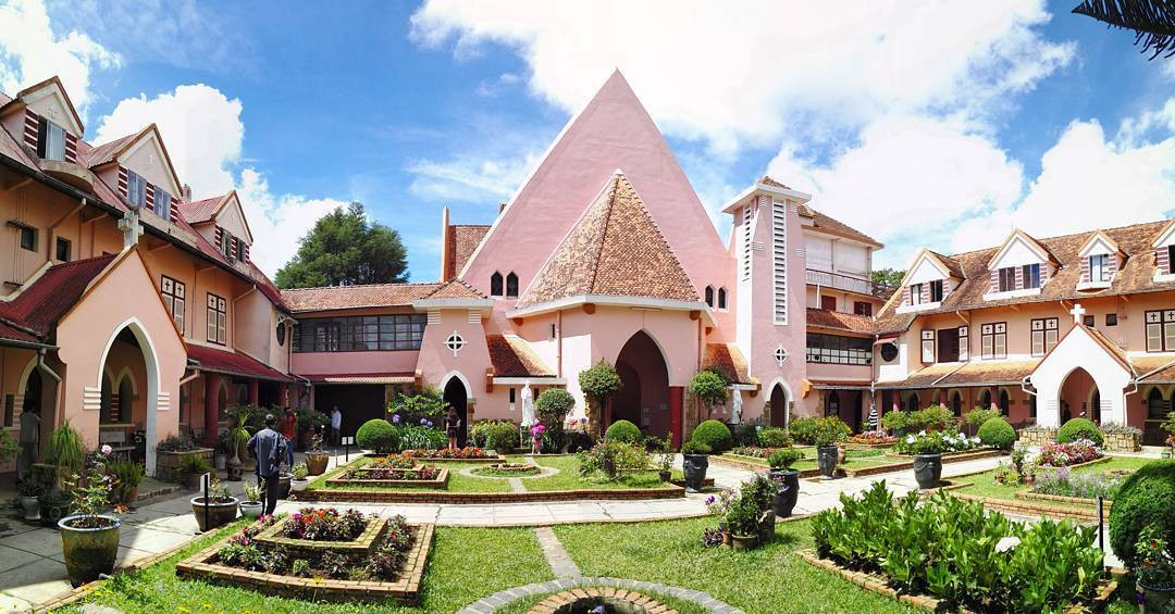 Nhà thờ Domaine De Marie với màu hồng rực rỡ đặc trưng