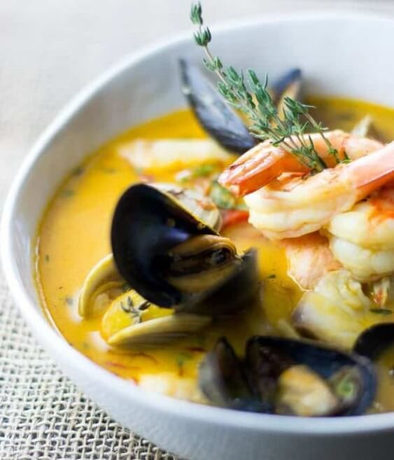 Khám Phá 11 Món Ăn Pháp Nổi Tiếng Định Hình Nghệ Thuật Ẩm Thực Châu Âu 1 Súp hải sản Bouillabaisse màu vàng óng, ăn kèm với bánh mì