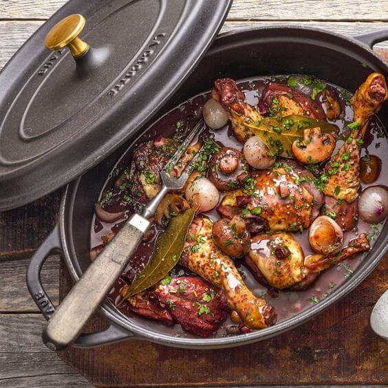 Khám Phá 11 Món Ăn Pháp Nổi Tiếng Định Hình Nghệ Thuật Ẩm Thực Châu Âu 2 Món Gà sốt vang Coq au vin được bày ra đĩa cùng nấm và khoai tây