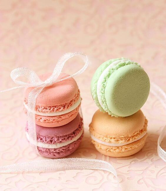 Khám Phá 11 Món Ăn Pháp Nổi Tiếng Định Hình Nghệ Thuật Ẩm Thực Châu Âu 7 Những chiếc bánh Macaron đầy màu sắc được xếp ngay ngắn