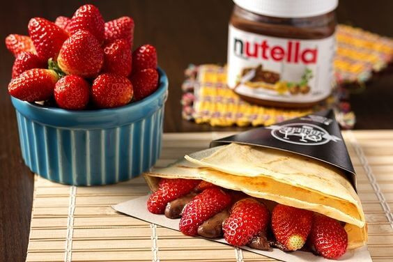 Khám Phá 11 Món Ăn Pháp Nổi Tiếng Định Hình Nghệ Thuật Ẩm Thực Châu Âu 8 Chiếc bánh Crêpe mỏng, được cuộn lại và phủ sốt dâu tây cùng kem