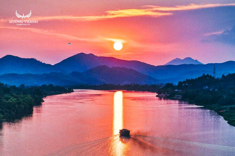 Toàn cảnh Núi Ngự Bình