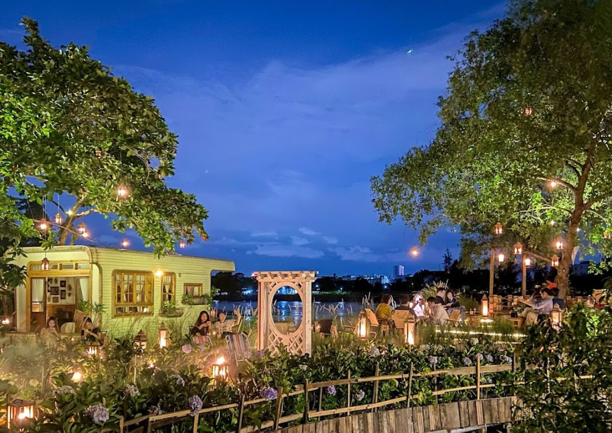 One Days Coffee Sài Gòn với kiến trúc cổ điển kiểu Ý