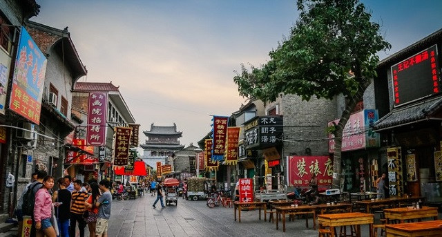 Kinh nghiệm du lịch Lạc Dương Trung Quốc: Khám phá cố đô 13 triều đại 2 Một góc Phố cổ Lạc Dương với kiến trúc truyền thống và không khí tấp nập