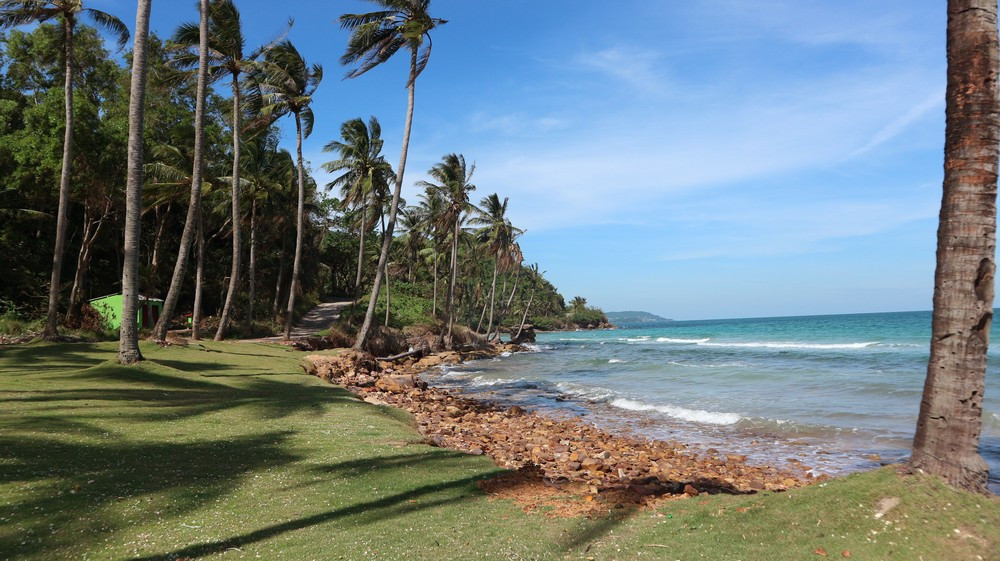 Cáp Treo Hòn Thơm (Phú Quốc): Trải Nghiệm Tuyệt Vời và Cẩm Nang Từ A đến Z 16 Cát và rác trôi dạt trên bãi biển hoang sơ đối lập với Bãi Trào