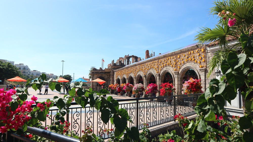 Cáp Treo Hòn Thơm (Phú Quốc): Trải Nghiệm Tuyệt Vời và Cẩm Nang Từ A đến Z 4 Khu vực nhà ga cáp treo Hòn Thơm với các công trình kiến trúc độc đáo