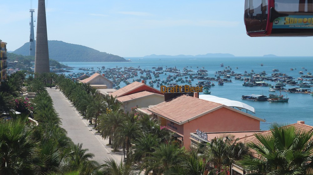 Cáp Treo Hòn Thơm (Phú Quốc): Trải Nghiệm Tuyệt Vời và Cẩm Nang Từ A đến Z 8 Quang cảnh biển và núi non hùng vĩ nhìn từ cáp treo Hòn Thơm