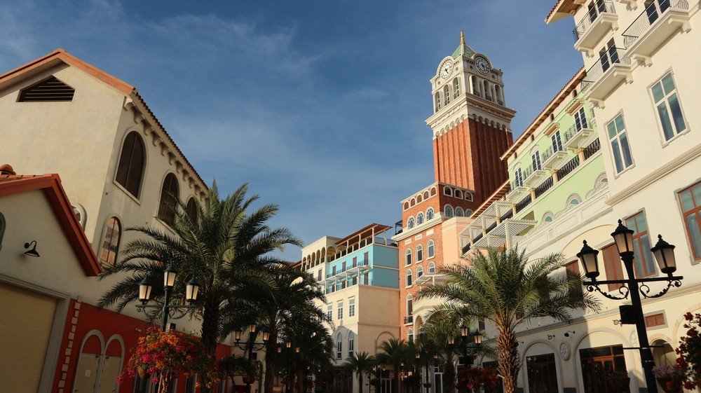 Cáp Treo Hòn Thơm (Phú Quốc): Trải Nghiệm Tuyệt Vời và Cẩm Nang Từ A đến Z 17 Kiến trúc Châu Âu rực rỡ tại Thị trấn Hoàng Hôn lúc chiều tà