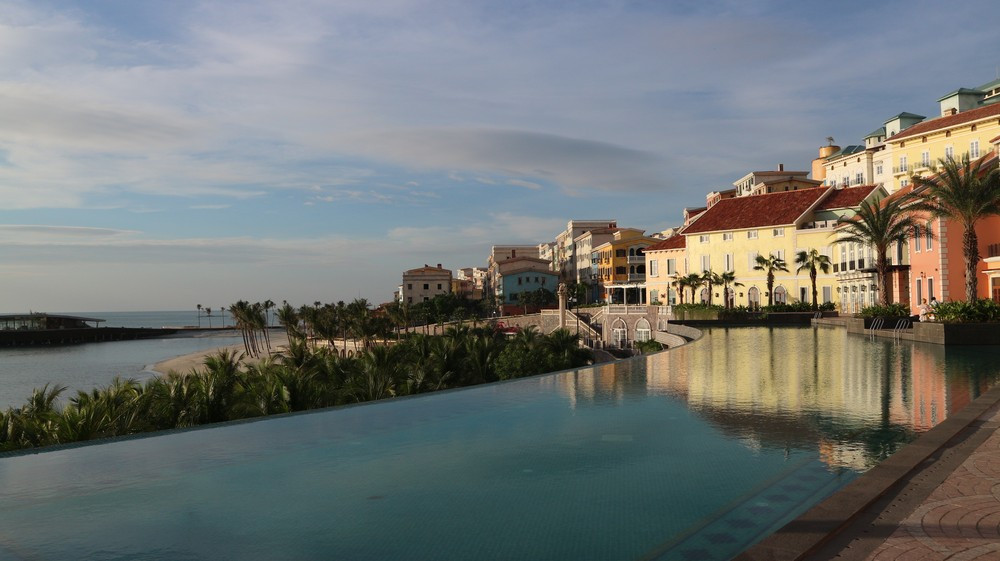 Cáp Treo Hòn Thơm (Phú Quốc): Trải Nghiệm Tuyệt Vời và Cẩm Nang Từ A đến Z 18 Phố xá vắng lặng với kiến trúc độc đáo, tạo nên sự đối lập thú vị