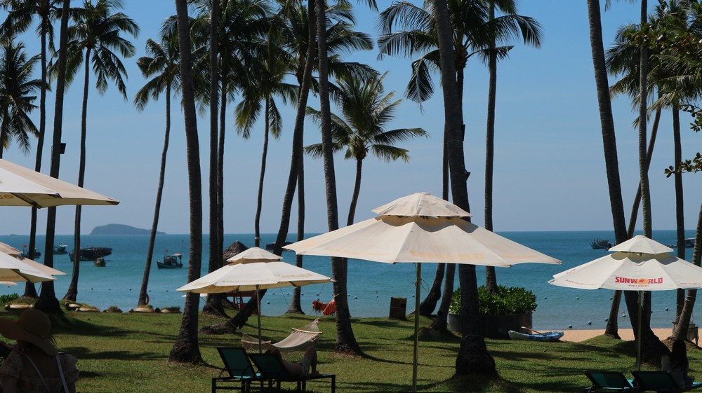 Cáp Treo Hòn Thơm (Phú Quốc): Trải Nghiệm Tuyệt Vời và Cẩm Nang Từ A đến Z 14 Hình ảnh tương phản giữa khu nghỉ dưỡng và khu vực sinh sống của người dân địa phương