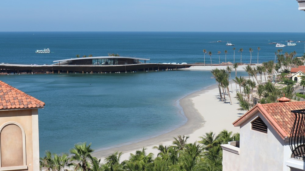 Cáp Treo Hòn Thơm (Phú Quốc): Trải Nghiệm Tuyệt Vời và Cẩm Nang Từ A đến Z 7 Cabin cáp treo vượt qua trụ đỡ trên biển, mang lại cảm giác mạnh mẽ