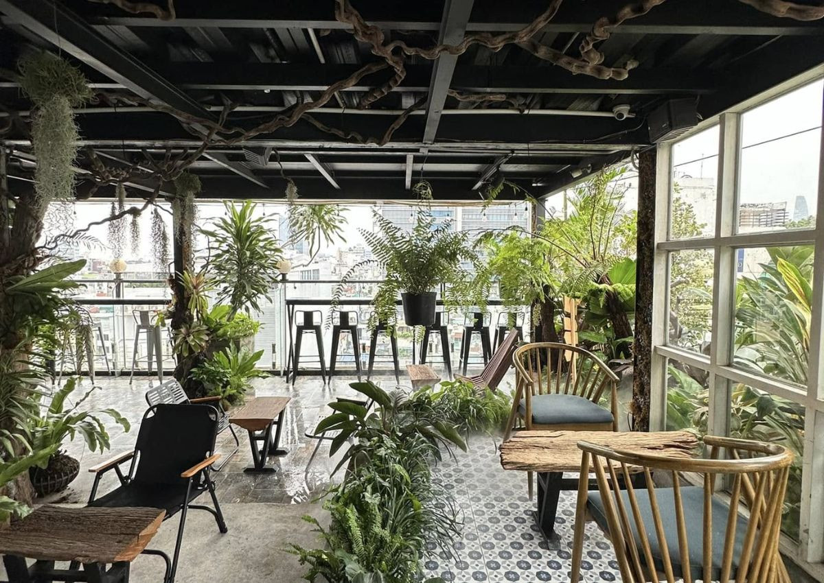 Sena Botanic Rooftop Coffee với nhiều cây xanh và phong cách tối giản