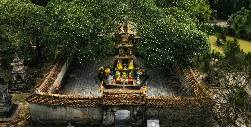Kinh nghiệm Du lịch Yên Tử: Cẩm Nang Chi Tiết Từ A đến Z Cho Chuyến Hành Hương Trọn Vẹn 20 Vườn Tháp Huệ Quang là nơi lưu giữ xá lợi Phật Hoàng Trần Nhân Tông