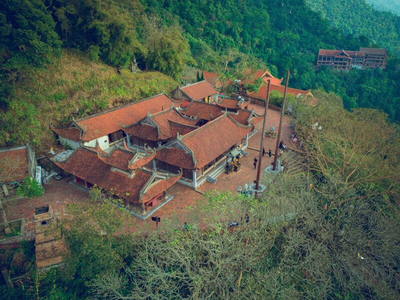 Kinh nghiệm Du lịch Yên Tử: Cẩm Nang Chi Tiết Từ A đến Z Cho Chuyến Hành Hương Trọn Vẹn 13 Chùa Hoa Yên nằm ở độ cao 534m, là trung tâm của hệ thống chùa Yên Tử