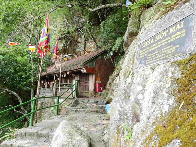 Kinh nghiệm Du lịch Yên Tử: Cẩm Nang Chi Tiết Từ A đến Z Cho Chuyến Hành Hương Trọn Vẹn 14 Chùa Một Mái (Bán Thiên, Bán Mái) với kiến trúc độc đáo nửa trong hang động