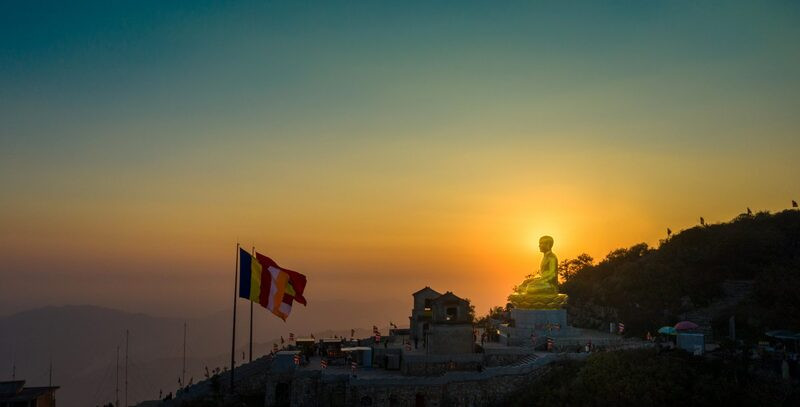 Kinh nghiệm Du lịch Yên Tử: Cẩm Nang Chi Tiết Từ A đến Z Cho Chuyến Hành Hương Trọn Vẹn 18 Tượng Phật Hoàng Trần Nhân Tông nguyên khối giữa núi rừng Yên Tử