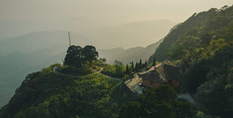 Kinh nghiệm Du lịch Yên Tử: Cẩm Nang Chi Tiết Từ A đến Z Cho Chuyến Hành Hương Trọn Vẹn 15 Chùa Vân Tiêu thường chìm trong mây bồng bềnh, mang ý nghĩa 'Chùa trong tầng mây'