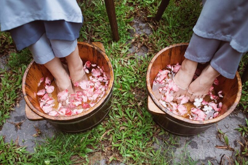 Kinh nghiệm Du lịch Yên Tử: Cẩm Nang Chi Tiết Từ A đến Z Cho Chuyến Hành Hương Trọn Vẹn 25 Thư giãn với liệu pháp ngâm chân thảo dược sau chuyến leo núi Yên Tử