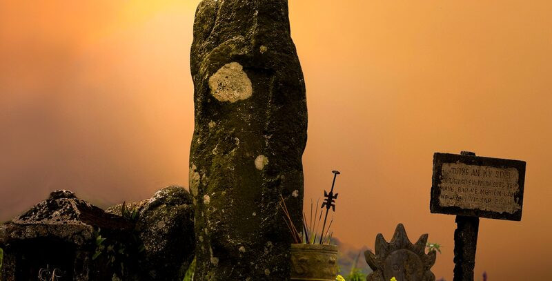 Kinh nghiệm Du lịch Yên Tử: Cẩm Nang Chi Tiết Từ A đến Z Cho Chuyến Hành Hương Trọn Vẹn 17 Tượng An Kỳ Sinh là tảng đá tự nhiên hình dáng một tu sĩ đang chắp tay