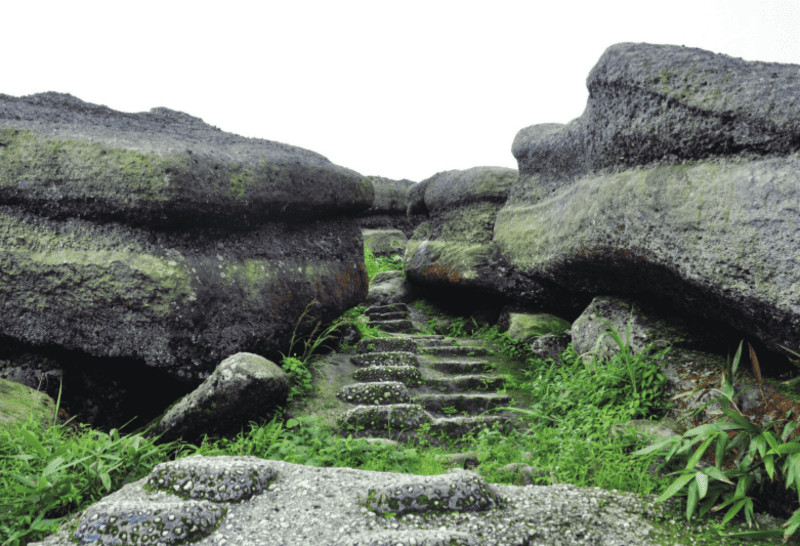 Kinh nghiệm Du lịch Yên Tử: Cẩm Nang Chi Tiết Từ A đến Z Cho Chuyến Hành Hương Trọn Vẹn 19 Du khách tại Cổng Trời có thể bao quát cả vùng trời rộng lớn, hùng vĩ