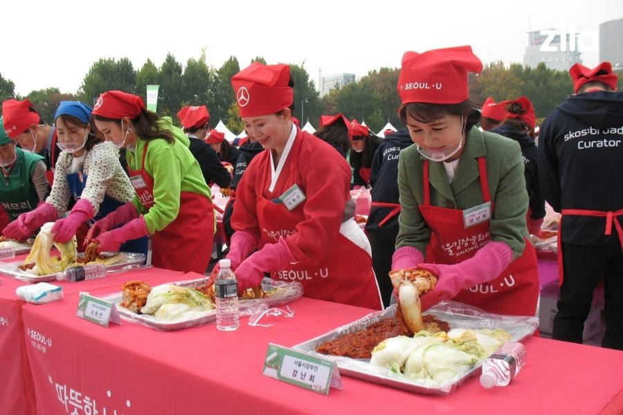 Cẩm Nang Du Lịch Seoul: Khám Phá Thủ Đô Ngàn Năm Của Hàn Quốc 8 Người dân tham gia Lễ hội Kimchi Seoul, tôn vinh món ăn quốc hồn quốc túy