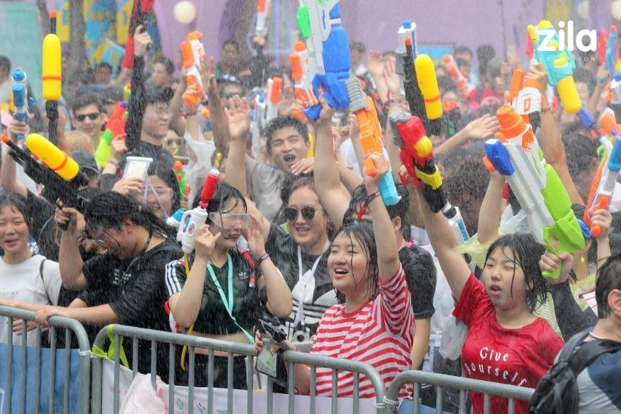 Cẩm Nang Du Lịch Seoul: Khám Phá Thủ Đô Ngàn Năm Của Hàn Quốc 7 Lễ hội súng nước Sincheon thu hút đông đảo người dân và du khách tham gia