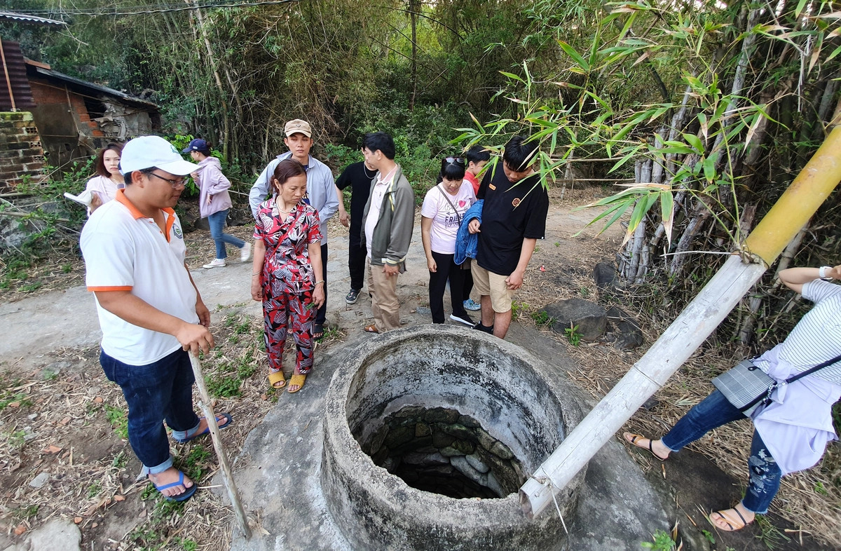 Di tích giếng cổ Chăm Pa thu hút khách tham quan ở làng Gò Cỏ