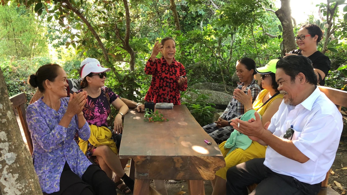 Bà Huỳnh Thị Thương đang thuyết minh về lịch sử làng Gò Cỏ cho du khách