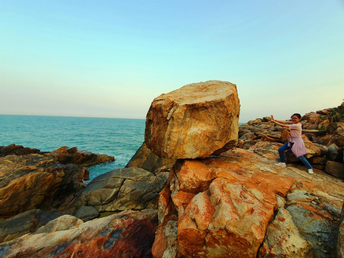 Gềnh đá tuyệt đẹp ở làng Gò Cỏ thu hút nhiều du khách tham quan và chụp ảnh