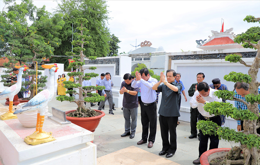Lăng Thoại Ngọc Hầu: Di Tích Lịch Sử Quốc Gia Hơn 200 Năm Tuổi Tại Núi Sam Châu Đốc 2 Các lãnh đạo địa phương viếng mộ Bà Châu Thị Tế tại Lăng Thoại Ngọc Hầu