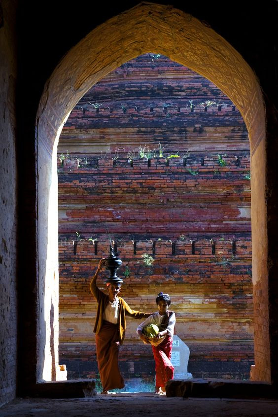 Người dân địa phương tụ tập tại khu vực chùa Mann Shwe Settaw Myanmar vào mùa lễ hội