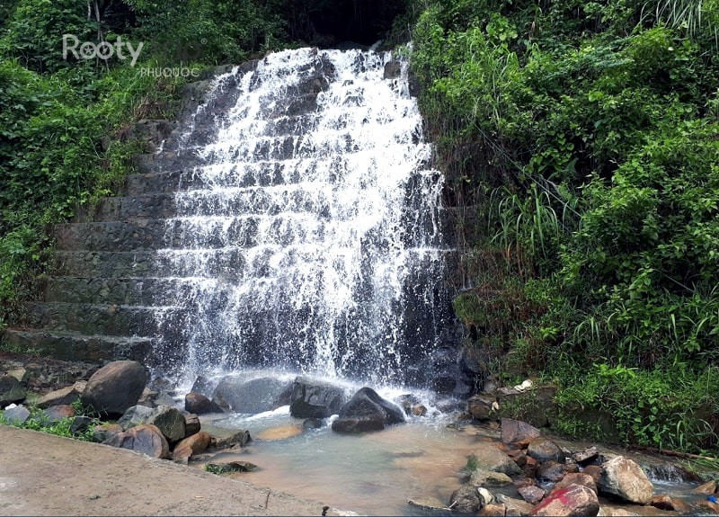 Địa điểm du lịch Hòn Sơn: Viên ngọc ẩn mình của Kiên Giang 7 Thác nước không tên Hòn Sơn nằm sâu trong núi Ma Thiên Lãnh, mang vẻ đẹp hoang sơ