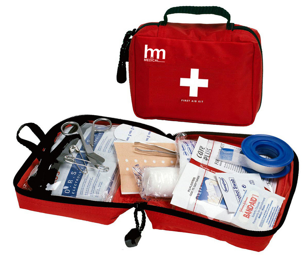 Thuốc và dụng cụ y tế là thứ không thể thiếu trong hành lý