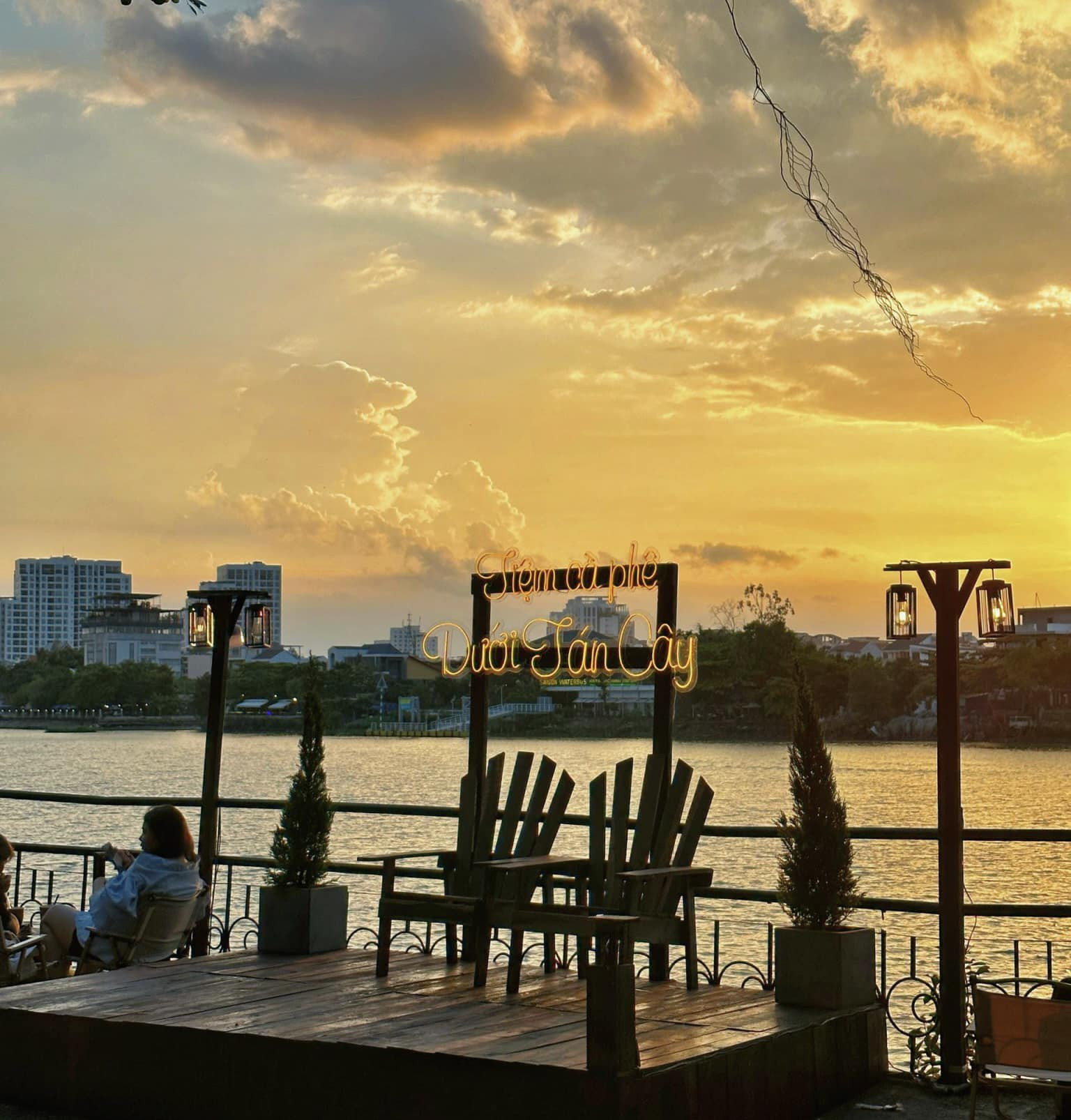 Tiệm cà phê Dưới Tán Cây với view bờ sông Sài Gòn thoáng đãng