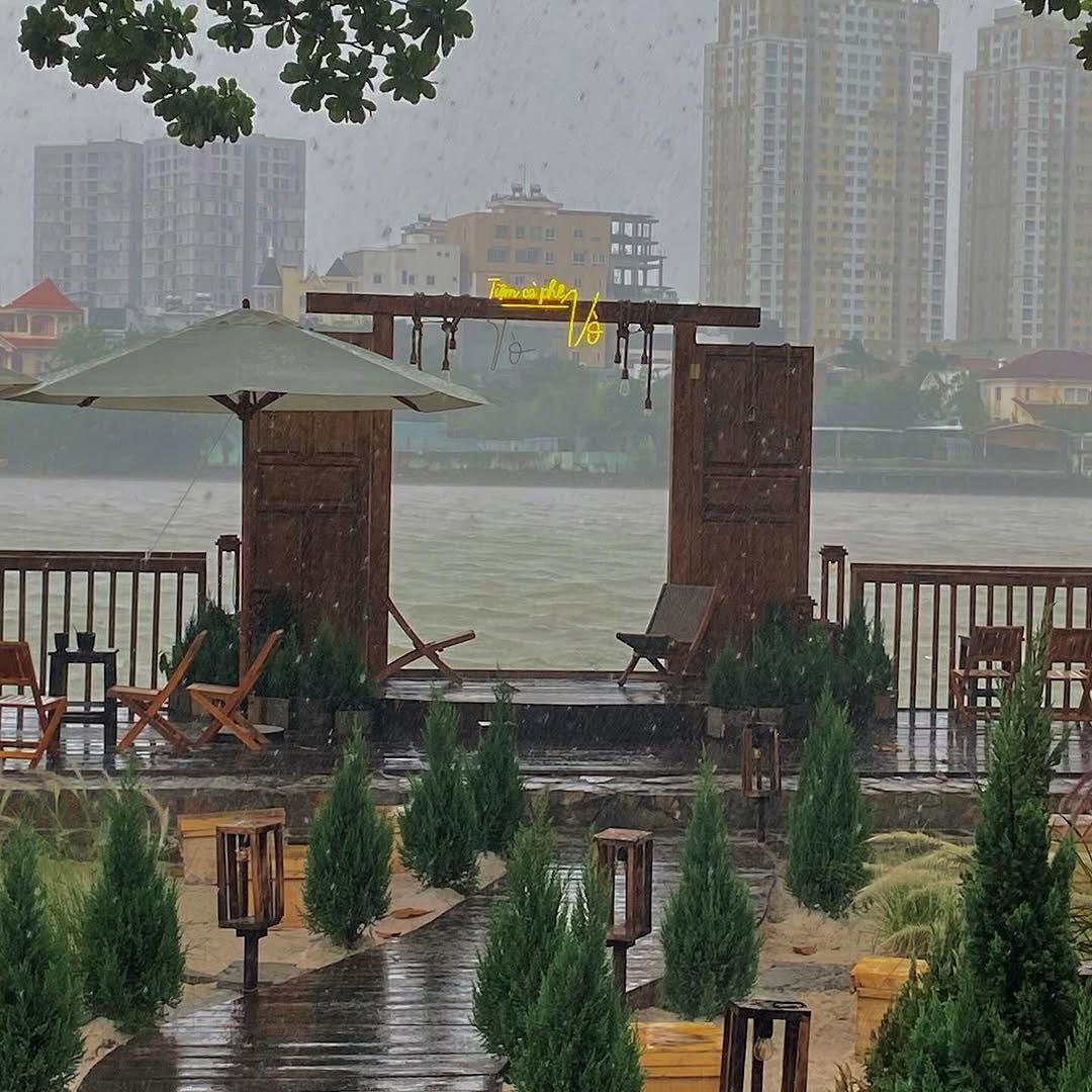 Tiệm Cà Phê Tò Vò Sài Gòn sở hữu bãi cát trắng và kiến trúc Địa Trung Hải