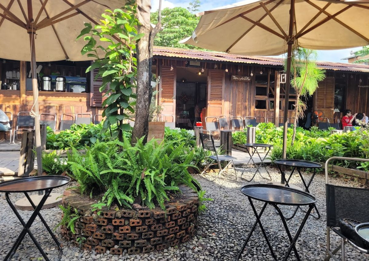 Tiệm cà phê Ú Pao Sài Gòn với không gian ngoài trời