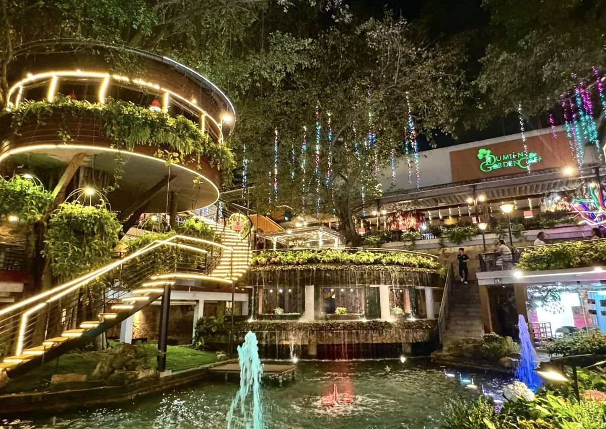 Không gian sân vườn rộng rãi, xanh mát tại Du Miên Coffee