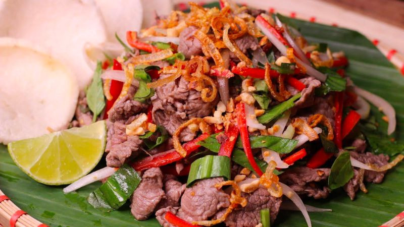 Gỏi bò Lap Khmer trộn chua cay, thịt bò tái tươi mềm, hương vị đậm đà