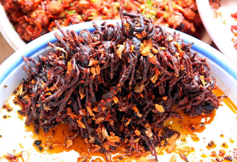 Côn trùng chiên giòn rụm, một món ăn thách thức và độc đáo của Campuchia