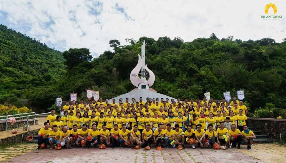 Kinh Nghiệm Du Lịch Phú Yên 3 Ngày 2 Đêm: Lịch Trình Khám Phá Xứ Hoa Vàng 5 Vịnh Vũng Rô, bến đỗ lịch sử của tàu không số