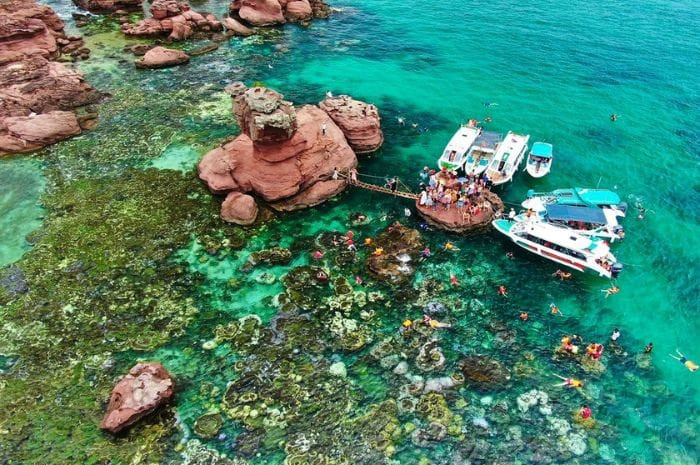 Tàu đưa du khách đi lặn biển ở Hòn Gầm Ghì