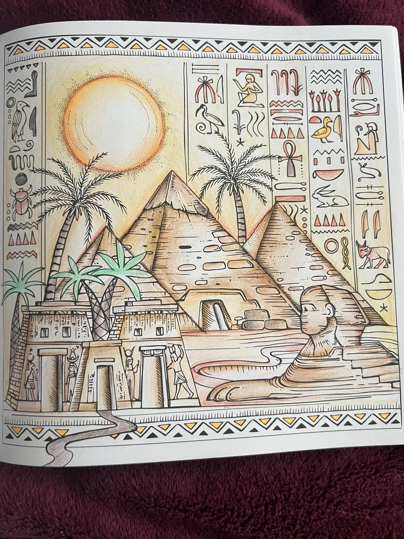 Khung cảnh kim tự tháp Ai Cập huyền bí trong ánh hoàng hôn