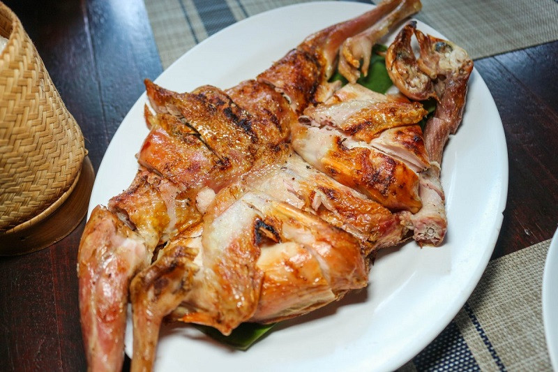 Gà nướng được kẹp trong que tre và ướp kỹ lưỡng