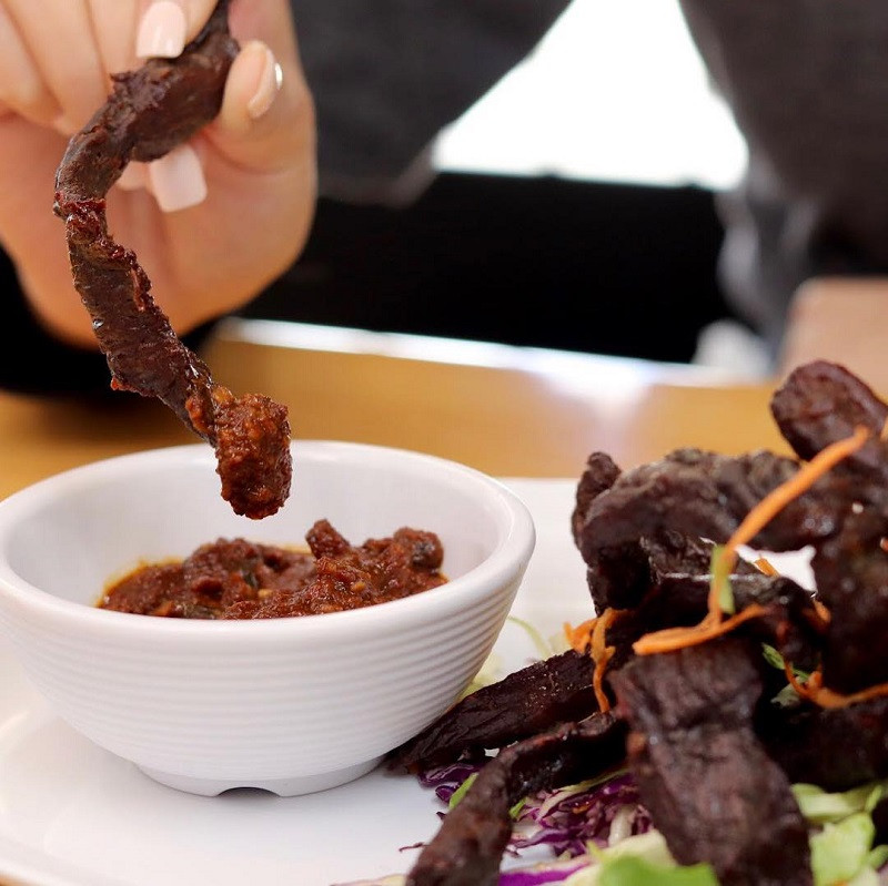 Bò khô là món ăn vặt nổi tiếng của Viêng Chăn