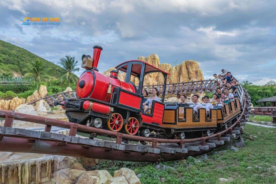 Du khách trải nghiệm tàu lượn siêu tốc tại VinWonders Nha Trang