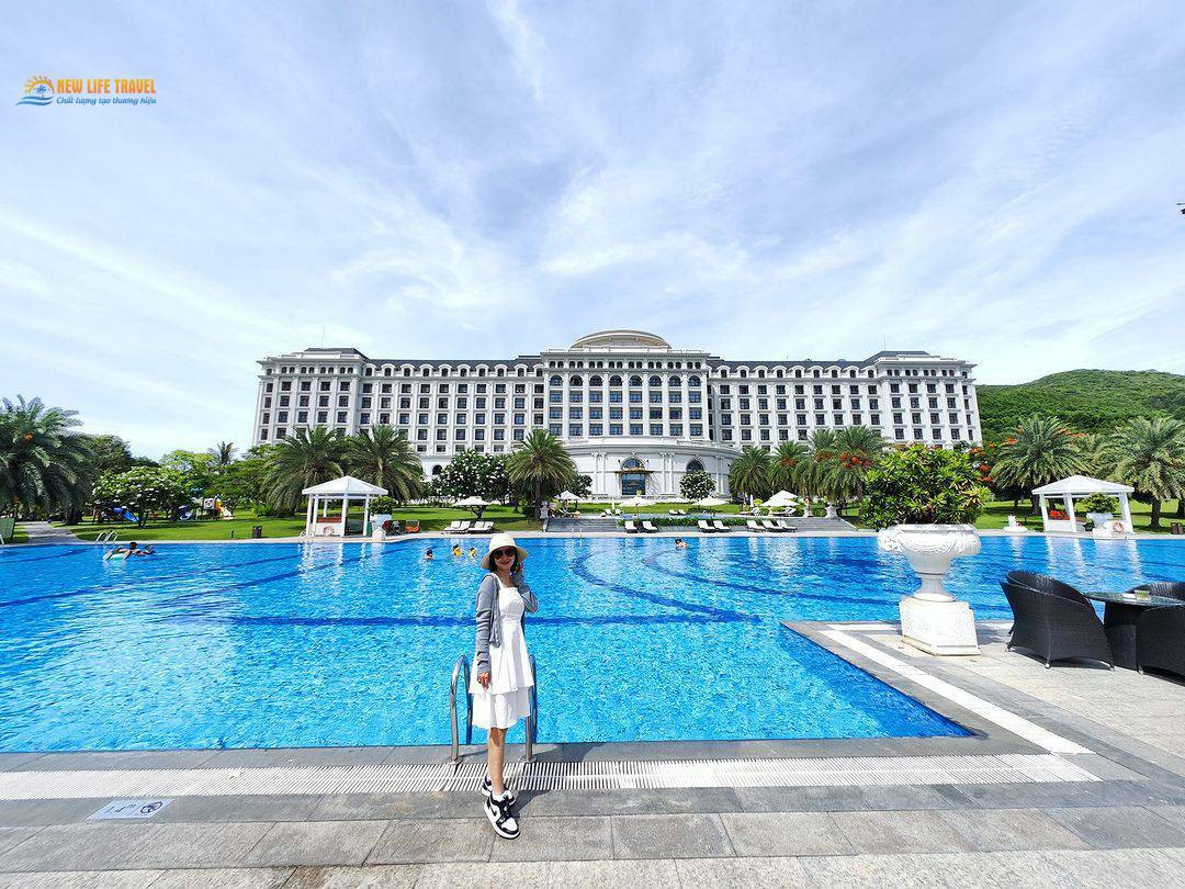 Hồ bơi lớn tại khách sạn Vinpearl Discovery Sealink Nha Trang