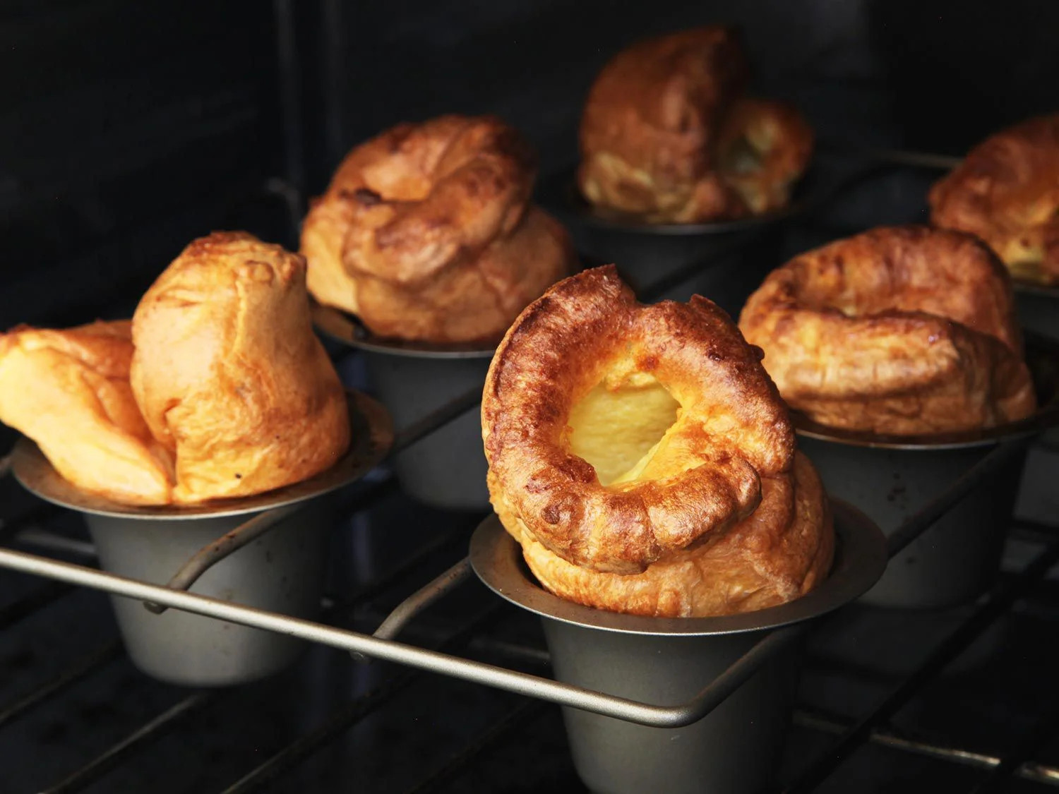 Những chiếc bánh Yorkshire Pudding giòn tan ăn kèm sốt gravy