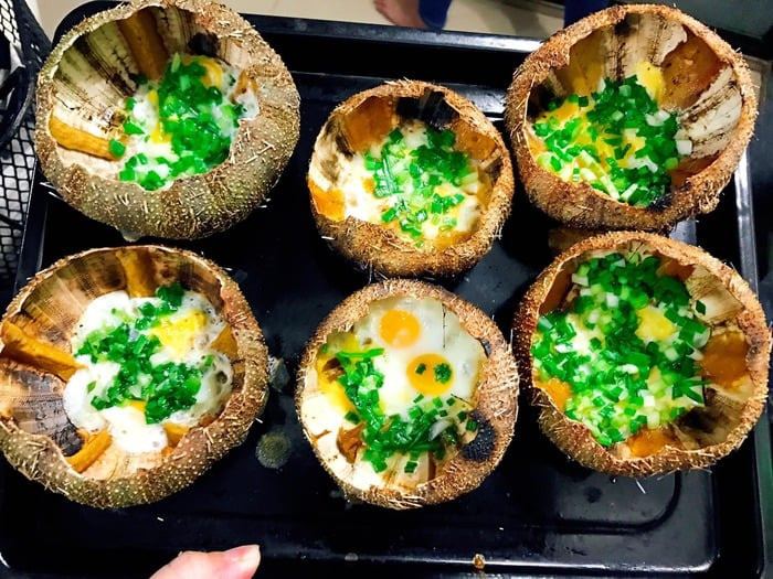 Bãi Sao Phú Quốc: Cẩm Nang Du Lịch Chi Tiết Từ A-Z Cho Người Mới Đi 7 Nhum biển (cầu gai) nướng mỡ hành thơm ngon