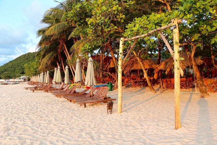 Bãi Sao Phú Quốc: Cẩm Nang Du Lịch Chi Tiết Từ A-Z Cho Người Mới Đi 8 Bàn ăn ngoài trời tại Mỹ Lan Hotel & Restaurant hướng biển